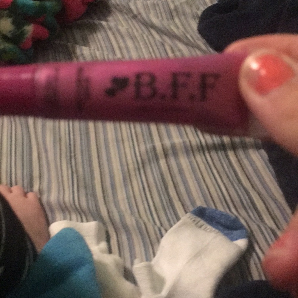 A pink red apple blossom lips gloss - Picture 2 of 2